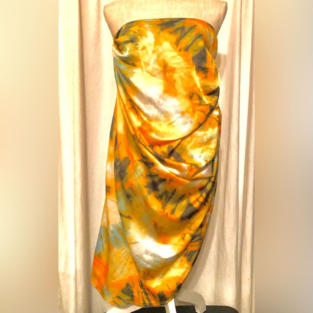 Woman’s Pretty Little Thing Yellow with Splashes of Color size 8